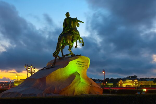 Monument au cavalier de cuivre dans la nuit