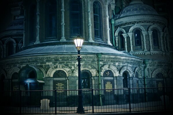 Lumière de la lanterne sur le fond du temple