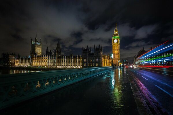 Биг Бен в Лондоне с ночной подсветкой