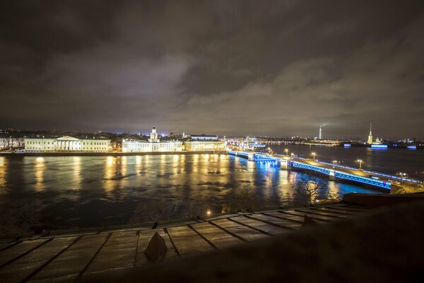 Russland, St. Petersburg, Nachtansicht von der Uferpromenade