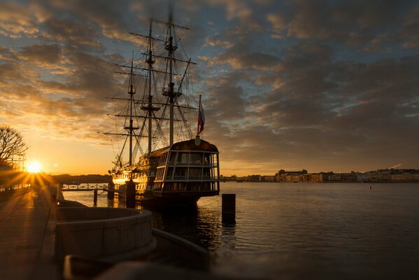 Ein gnädiger Morgen am Fluss in St. Petersburg