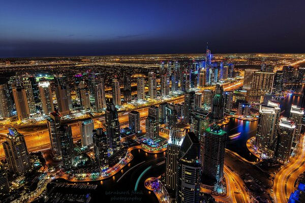 La ciudad nocturna de Dubai en las luces