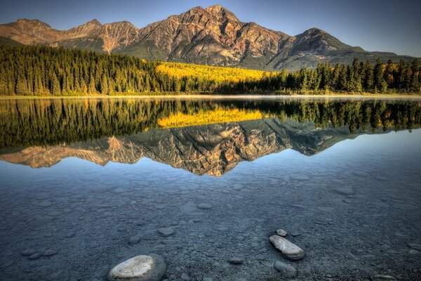 Paesaggio della natura di montagna sul lago