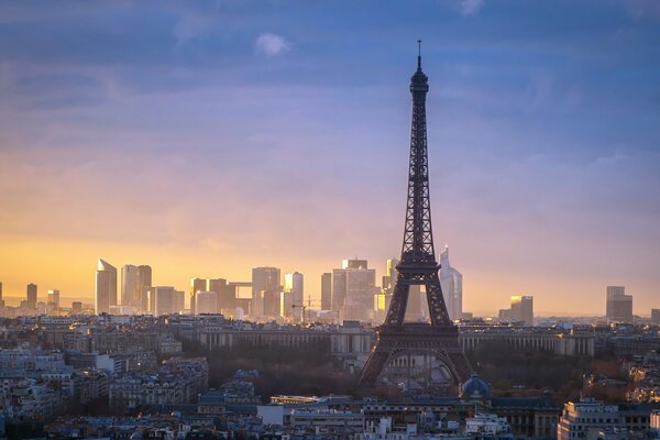La Torre Eiffel domina la città di Parigi