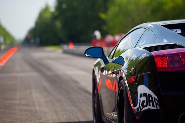 Lamborghini gallardo en la pista de carreras