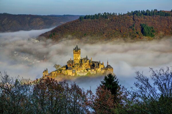 Château de conte de fées dans le brouillard