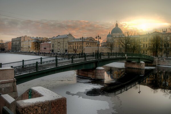 Springbrunnen in St. Petersburg am Winterabend