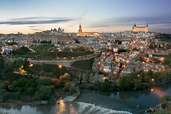 Spanische Stadt am Abend am Flussufer