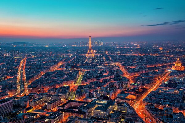 Vista a Volo d uccello di Parigi notturna