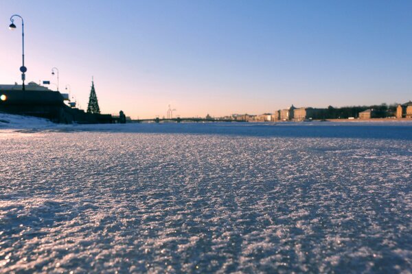 Winter, Schnee, Eis in der Stadt auf dem Feld