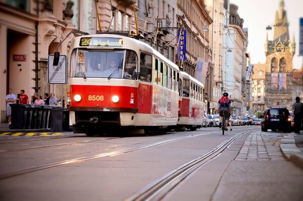 Rote Straßenbahn in Prag auf Turm Hintergrund