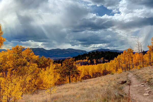 Über Colorado ist der Himmel von ungewöhnlicher Schönheit der Farben