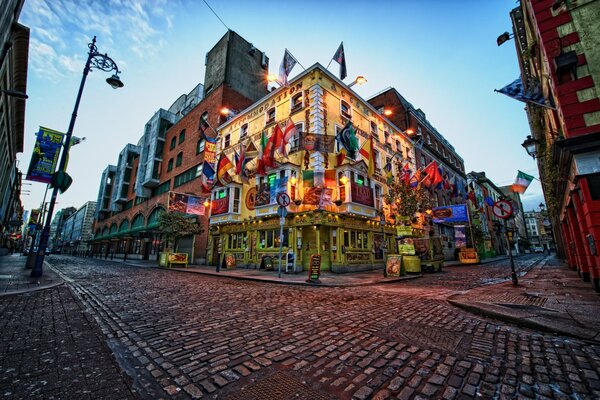 Cruce de caminos en una ciudad de Irlanda