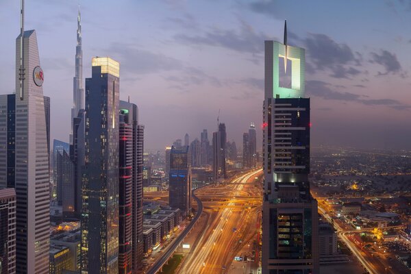 Vista de la noche de Dubai desde las alturas