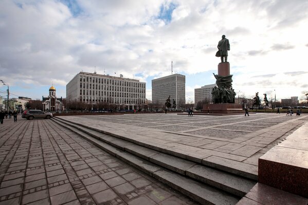 The monument to V. I. Lenin stands on the square