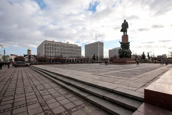 Le monument de V. I. Lénine se dresse sur la place
