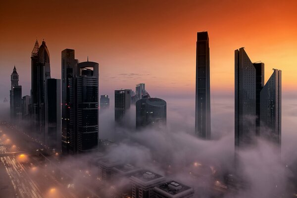 Hautes maisons de Dubaï dans le brouillard