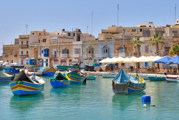 Eine Stadt am Mittelmeer mit Booten am Pier