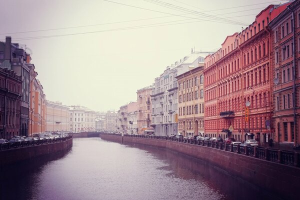 Blick auf die Uferpromenade des Flusses Moika in St. Petersburg