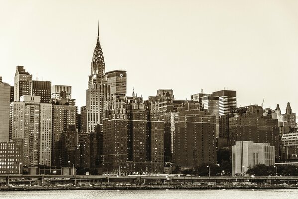 Le ciel est à New York. maisons à Manhattan