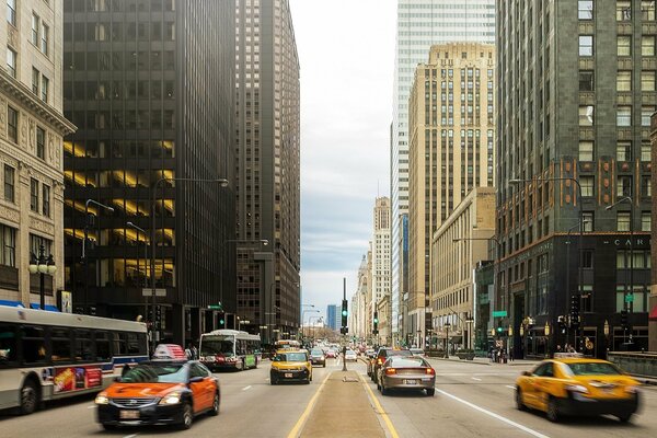 Der Alltag zwischen Wolkenkratzern und Autos in der Innenstadt von Chicago