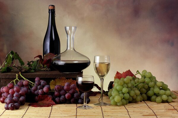 Stillleben mit Wein und verschiedenen Rebsorten