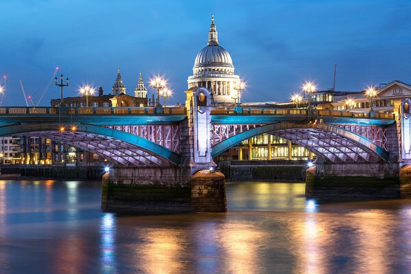 Catedral de San Pablo en Londres. Vista del puente Blackfriars Y la Catedral de San Pablo en Londres por la noche. Hermoso paisaje, luces brillantes de las calles de Londres