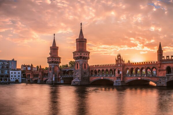 Berlin. Fluss, Brücke und schöner Sonnenuntergang