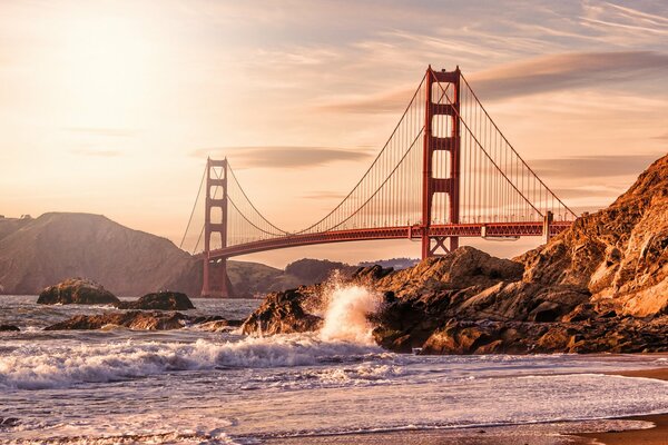 Felsen, Steine, Spritzer auf einer Brücke in San Francisco