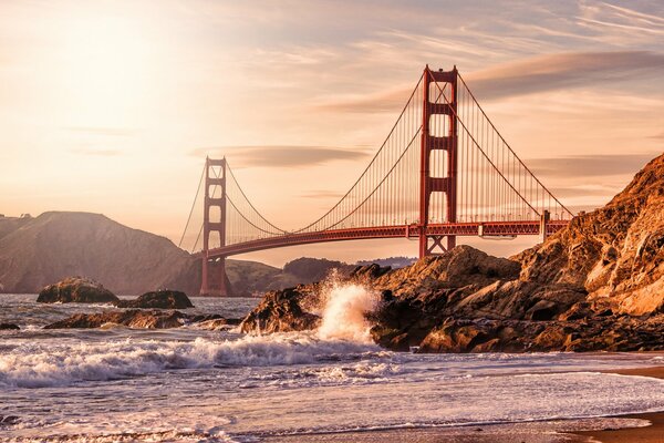 Skały, skały, plamy na moście w San Francisco