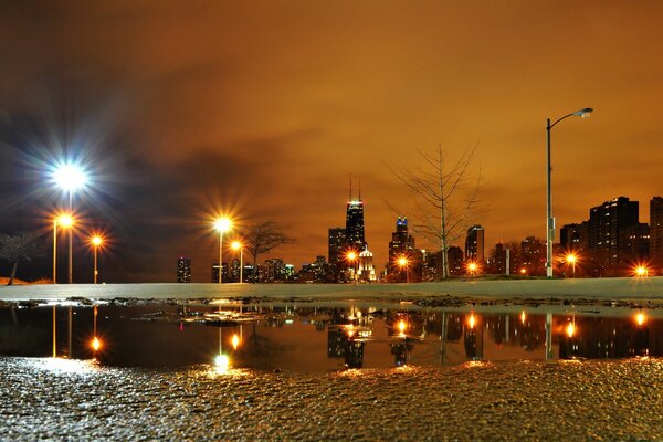 Reflejo de la ciudad dormida de la noche