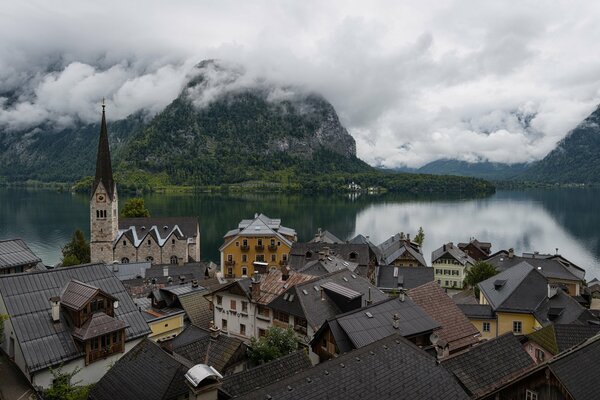 Niedrige Wolken in Österreichs Bergen