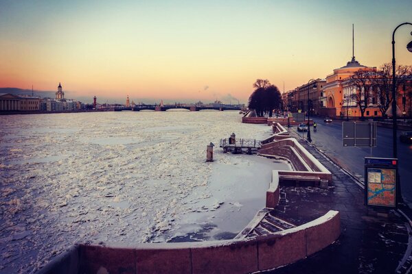 Schöne Uferpromenade von St. Petersburg an einem kühlen Abend