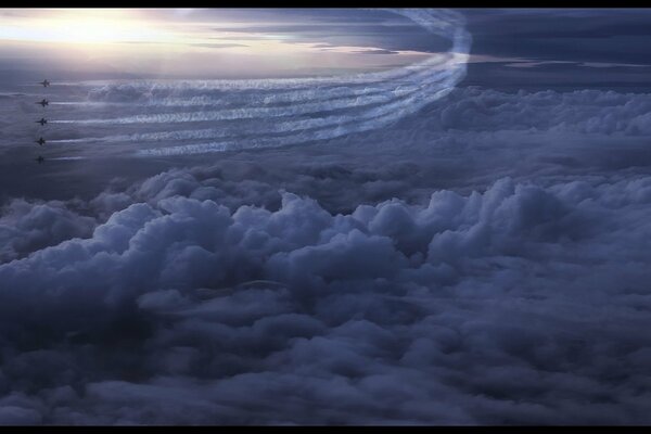 Eine Spur von Wolken vom Flugzeug am Himmel