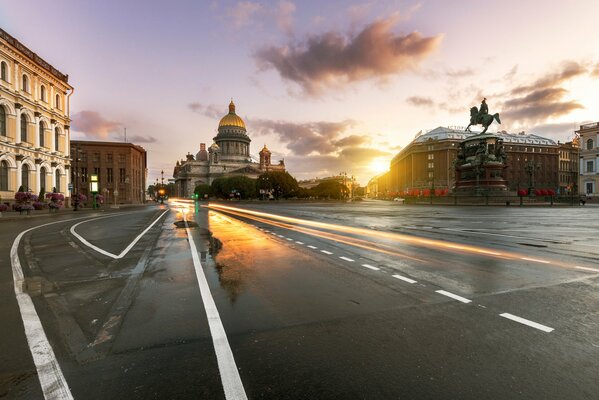 Schöner Sonnenaufgang über St. Petersburg