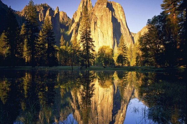 Paisaje de montaña con lago