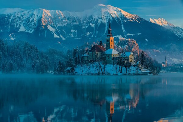 Zamek w górach nad jeziorem