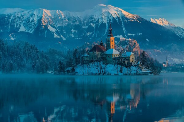 Замок в горах на берегу озера