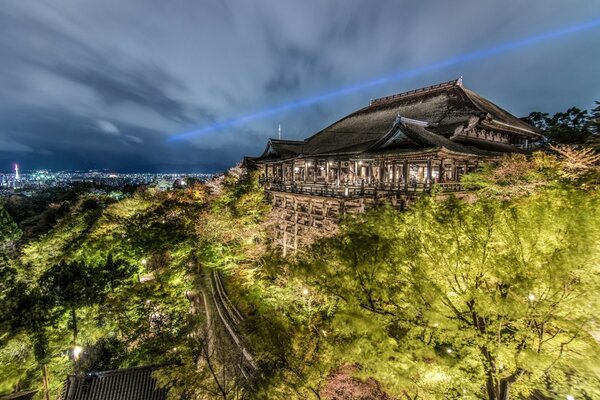 Panorama della città notturna di Kyoto