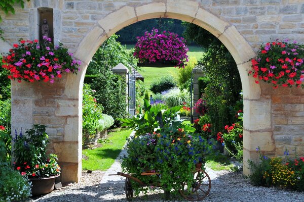 Jardín con carro y entrada a través del arco