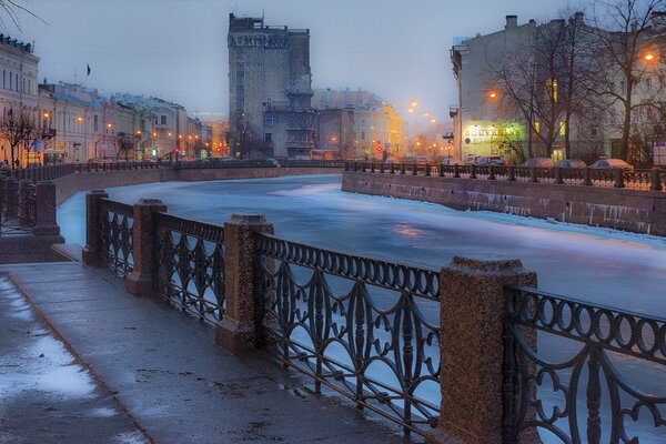 Río congelado en San Petersburgo