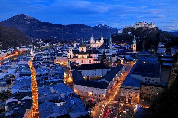 La ville du soir de Salzbourg à vol d oiseau