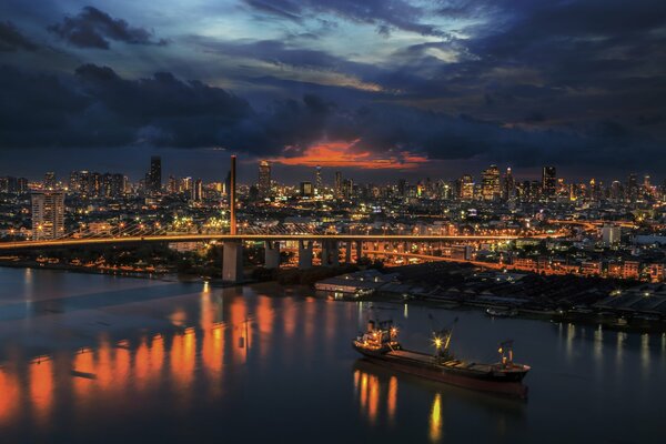 Modernes Bangkok in der Nachtbeleuchtung