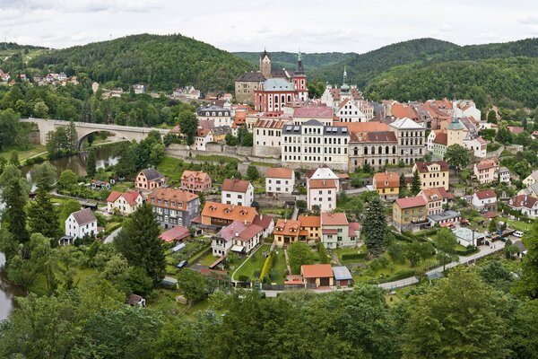 Czeskie miasteczko otoczone lasem i wodą