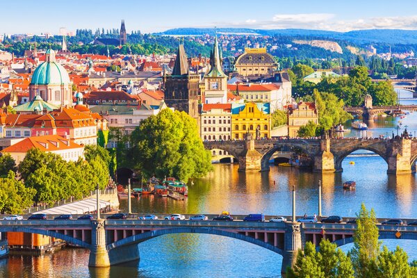 Brücken in der Tschechischen Republik über dem Fluss in Prag