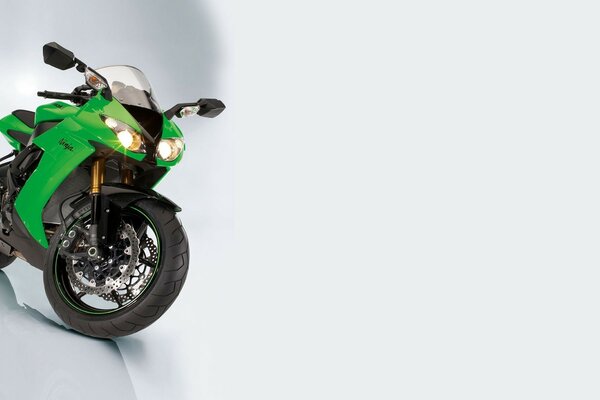 Moto deportiva verde con faros