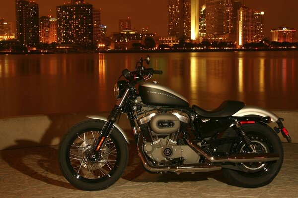 Motocicleta harley davidson en el paseo nocturno