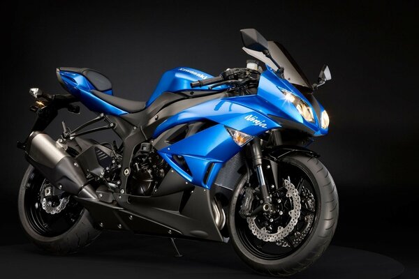 Moto sur fond noir. Blue bike