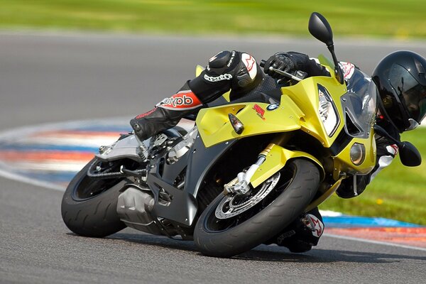 Moto bmv S1000RR jaune dans une répétition abrupte sur la piste