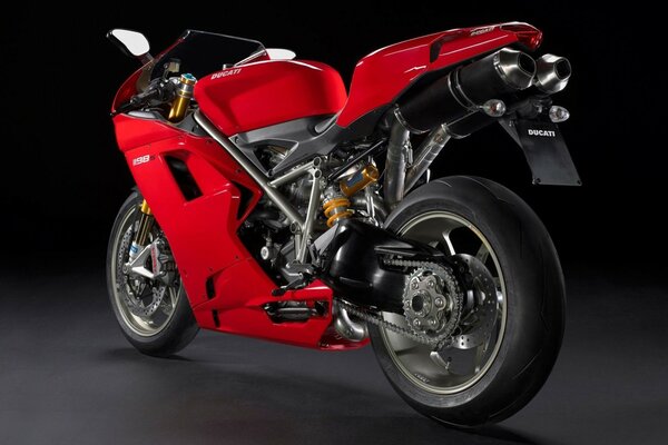 Ducati moto rouge sur fond noir